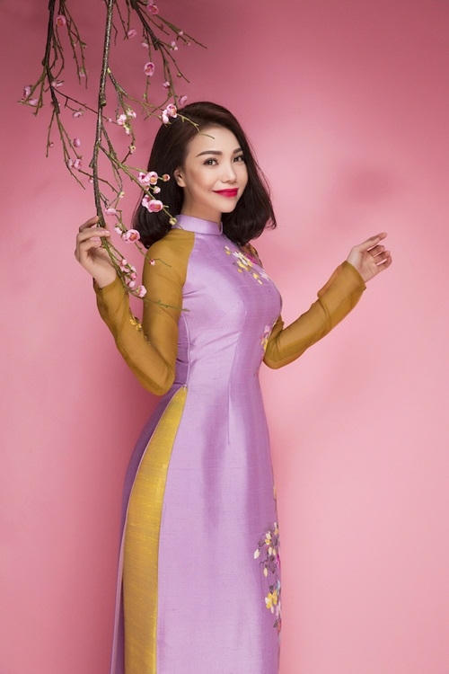 Tr&agrave; Ngọc Hằng đẹp rực rỡ trong &aacute;o d&agrave;i v&agrave; b&agrave;i h&aacute;t mừng xu&acirc;n mới