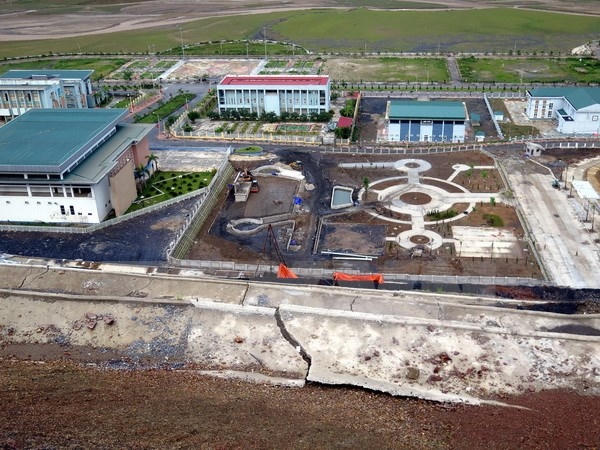 Trung tâm hội nghị văn hóa, Sân vận động, Công viên thể thao văn hóa… trước nguy cơ bị vùi lấp do sạt lở. (Ảnh: Chu Quốc Hùng/TTXVN)