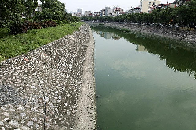 Hà Nội tăng cường kiểm soát và xử lý ô nhiễm môi trường nước tại các sông.