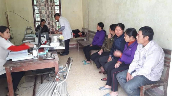 Nhiều người đến cơ sở y tế với các triệu chứng nghi ngộ độc thức ăn.