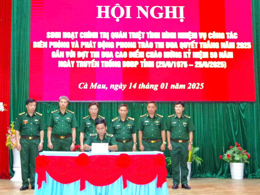 Đại diện các cơ quan, đơn vị trong BĐBP tỉnh Cà Mau ký kết giao ước thi đua năm 2025.