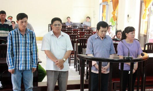 Các bị cáo (từ trái qua) Vĩnh, Đông, Quai, Xoa.