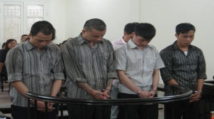 Các bị cáo trước vành móng ngựa.