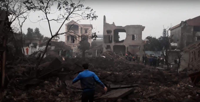 Hình ảnh tang hoang sau vụ nổ.