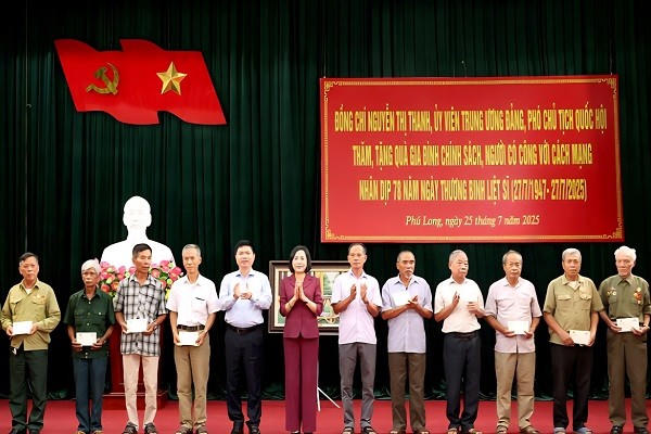 Phó Chủ tịch Quốc hội Nguyễn Thị Thanh và Bí thư Tỉnh ủy Ninh BìnhTrương Quốc Huy tặng quà gia đình chính sách, người có công ở xã Phú Long.