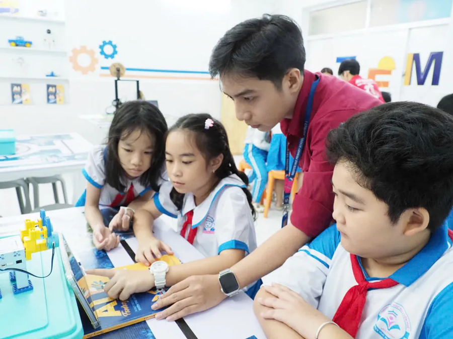 Ở cấp Tiểu học (Giai đoạn Làm quen), học sinh sẽ nhận biết AI qua các ứng dụng trực quan và bước đầu hình thành ý thức bảo vệ dữ liệu cá nhân. (Ảnh minh hoạ: moet.gov.vn)