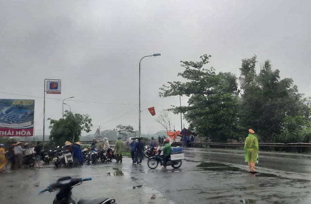 Rất đông người dân hiếu kỳ kéo đến xem vụ tai nạn sáng nay (21/3) tại khu vực cầu Dinh, xã Tam Hợp, Quỳ Hợp.