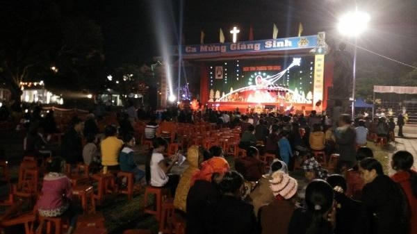 Kh&ocirc;ng kh&iacute; Gi&aacute;ng sinh đ&atilde; tr&agrave;n về khắp mọi nẻo đường