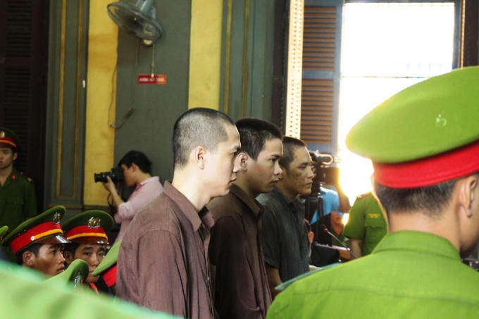Các bị cáo trước vành móng ngựa.