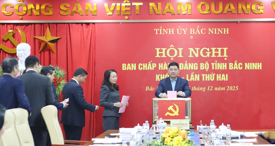 Bí thư Tỉnh ủy Nguyễn Hồng Thái và các lãnh đạo tỉnh bỏ phiếu bầu chức danh Phó Bí thư Tỉnh ủy nhiệm kỳ 2025 - 2030.