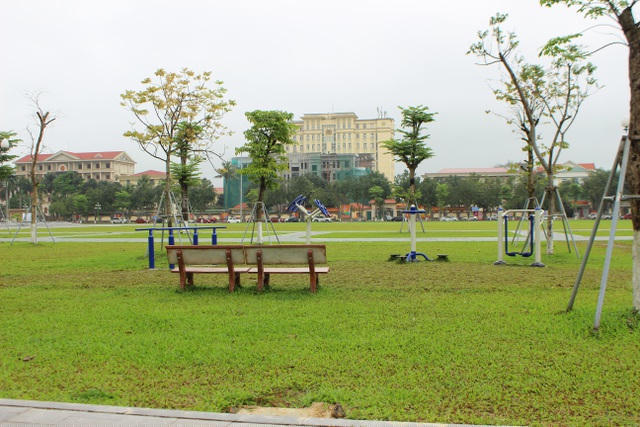 Các khu vui chơi, công viên... cũng vắng người đi tập thể dục, tản bộ. 