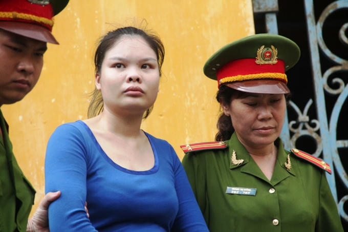 Lượm bị dẫn giải sau phiên tòa.