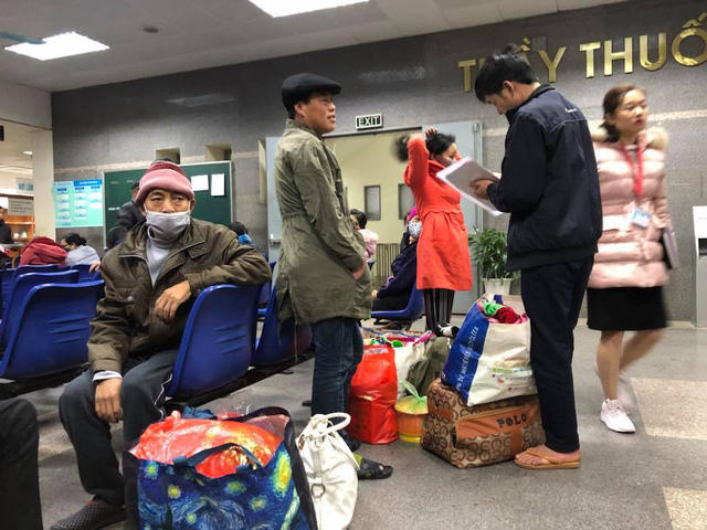 Ngay từ đầu giờ sáng, nhiều người bệnh đã thu dọn đồ, thấp thỏm mong ngóng được về nhà.