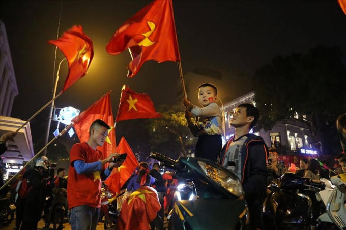 Tối ngày 26/3, ngay sau khi U23 Việt Nam có chiến thắng đậm khó tin trước đối thủ kình địch u23 Thái Lan, nhiều CĐV đã đổ ra đường ăn mừng. (Ảnh: Báo LĐ)