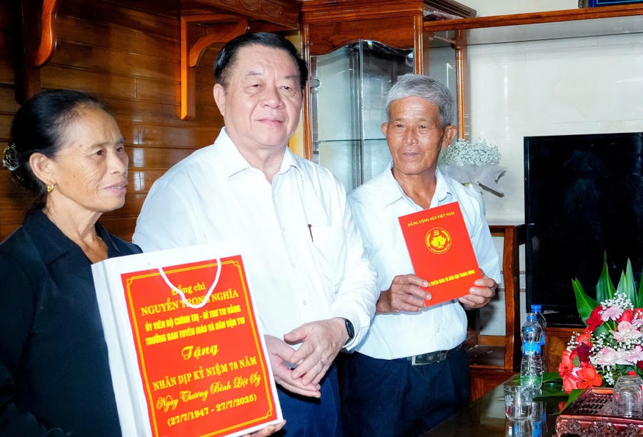 Trưởng ban Tuyên giáo và Dân vận Trung ương thăm, tặng quà gia đình ông Trần Đăng Văn.