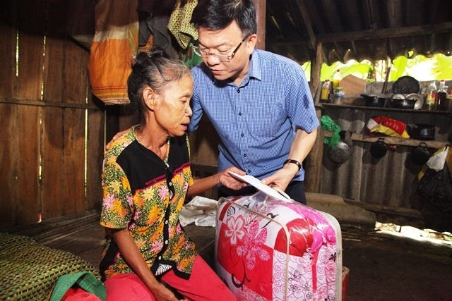Bộ trưởng động viên thăm hỏi từng hộ gia đình.
