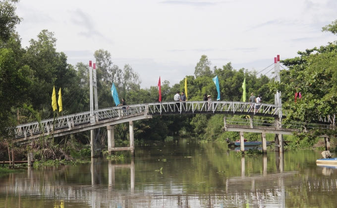 Cây cầu thép dây văng do nhãn hàng Trà Thảo Mộc Dr Thanh tài trợ đã xây dựng ngay gần vị trí cây cầu cũ.