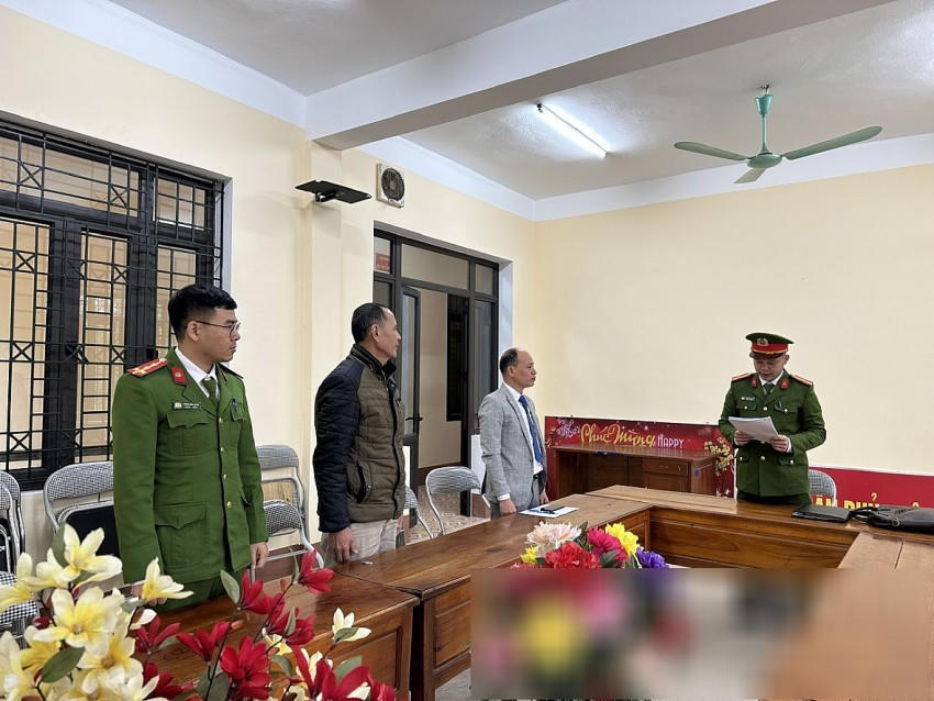 Cơ quan CSĐT Công an tỉnh Bắc Kạn tống đạt quyết định khởi tố bị can, lệnh cấm đi khỏi nơi cư trú đối với Chu Văn Huỳnh. (Ảnh: Công an tỉnh Bắc Kạn).