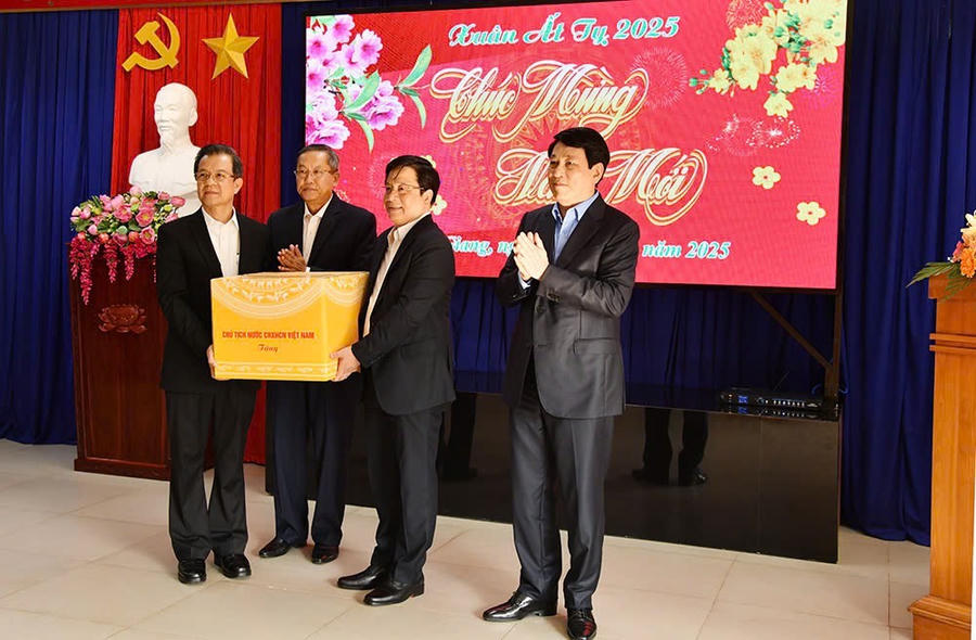 Chủ tịch nước Lương Cường tặng quà Đảng bộ, chính quyền, lực lượng vũ trang và Nhân dân tỉnh An Giang