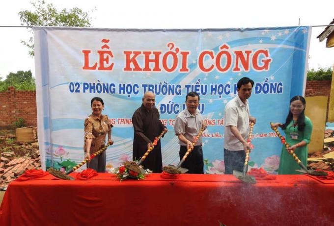 Đại diện chính quyền, nhà trường và đơn vị tài trợ khởi công xây dựng.