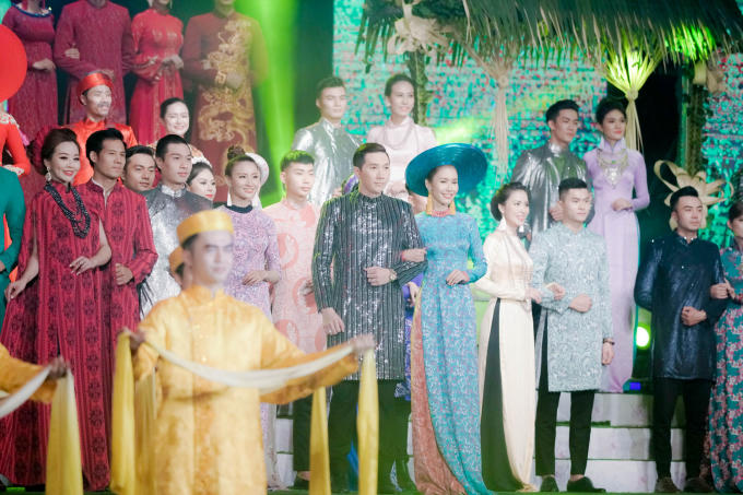 Lý Nhã Kỳ lại gây 'náo loạn' lễ khai mạc Lễ hội áo dài TP.HCM 2018