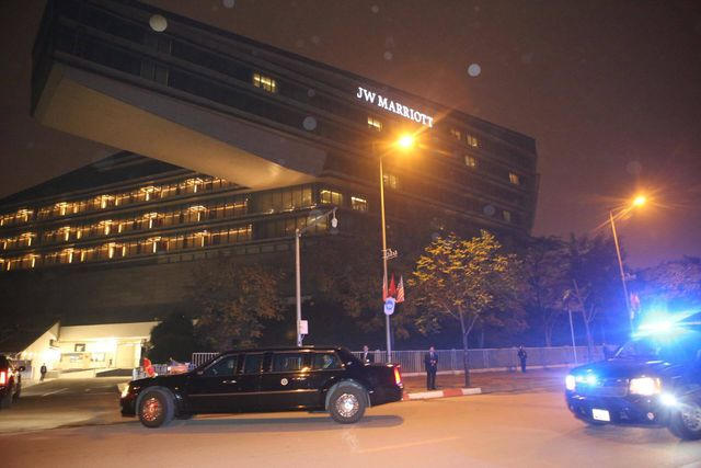 Đoàn xe "quái thú" đưa Tổng thống Mỹ về khách sạn JW Marriott.