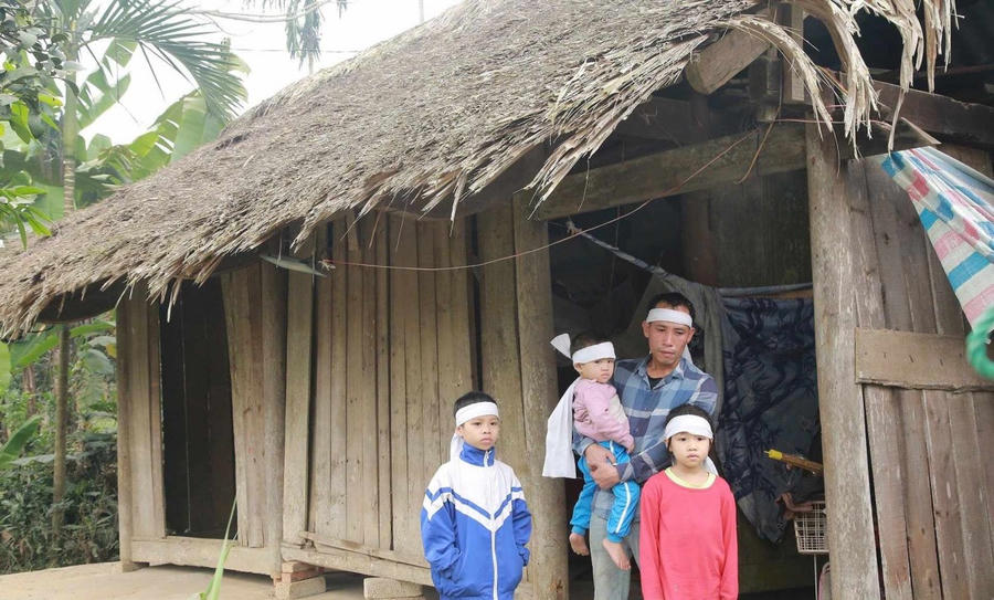 Căn nhà sập sệ, cũ nát của các cháu nhỏ.