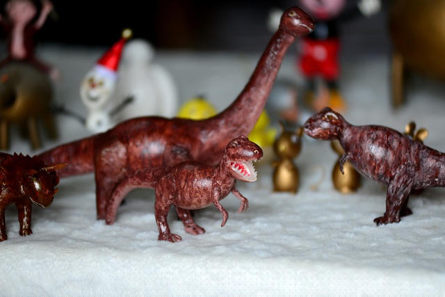 Những con khủng long làm từ trứng nhìn rất có hồn.