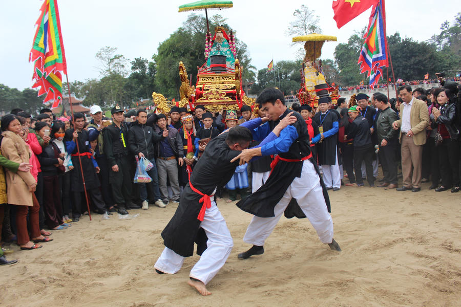 Nhân dân và du khách nô nức tìm về hội Đền Đông Cuông để chiêm bái và thưởng ngoạn các trờ chơi dân gian