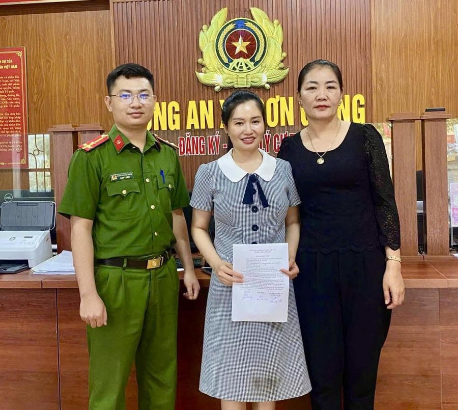 Chị Phạm Thị Thủy chuyển trả 1,5 tỷ đồng tiền chuyển nhầm vào tài khoản cá nhân - Ảnh Công an Hà Tĩnh.