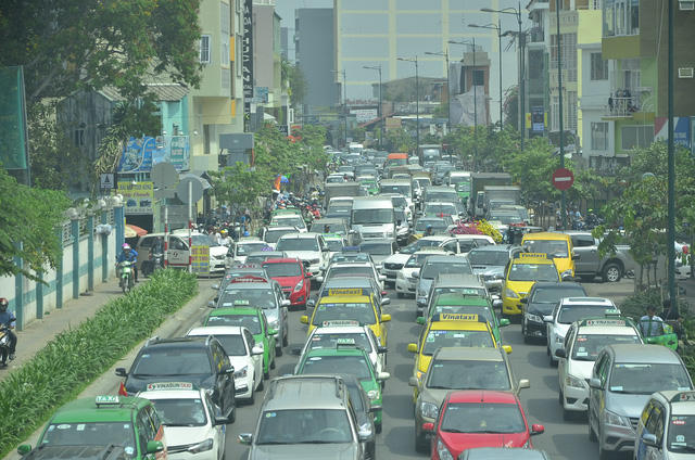 Ô tô xếp hàng chật kín trên đường Bạch Đằng (quận Tân Bình) hướng vào sân bay