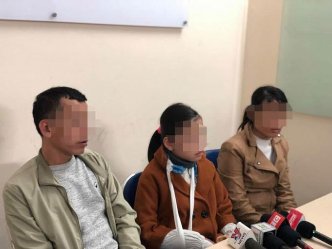 Cháu bé bị xâm hại và bố mẹ.