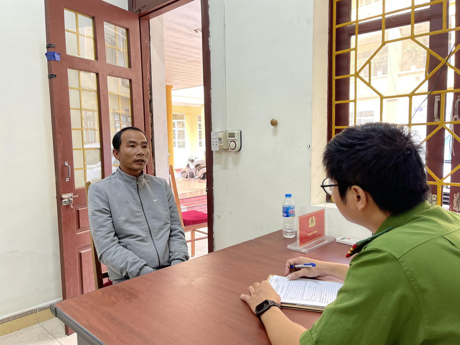 Cảnh sát làm việc với kẻ lừa bán tượng Phật. Ảnh: CACC