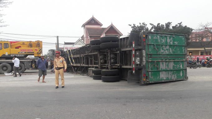 Vụ tai nạn nghiêm trọng khiến xe Container lật ngang giữa đường.