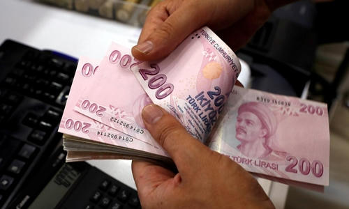 Nhân viên kiểm tiền tại một quầy đổi ngoại tệ ở Istanbul