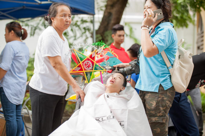 Các em được vui chơi trong sự yêu thương, giúp đỡ của các tình nguyện viên.