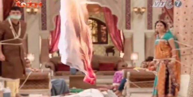 “Cô dâu 8 tuổi” cứu gia đình thoát khỏi bị thiêu sống trong gang tấc