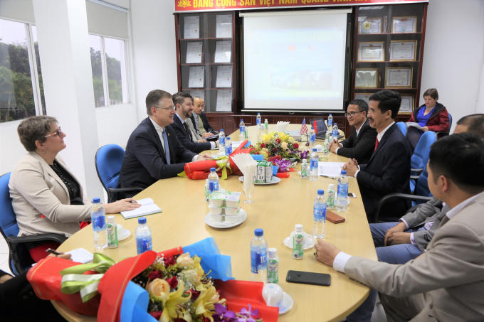 Đoàn công tác của Đại sứ quán Hoa Kỳ do Đại sứ Daniel J. Kritenbrink dẫn đầu làm việc với ban lãnh đạo công ty Vinamilk.