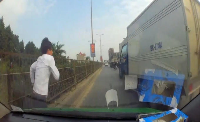 Lái xe con xuống xe đuổi theo xe tải bỏ chạy sau va chạm.