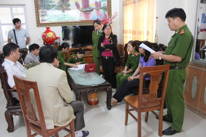 Cơ quan chức năng thi hành lệnh bắt và khám xét nơi ở của Hà Thị Thuận.