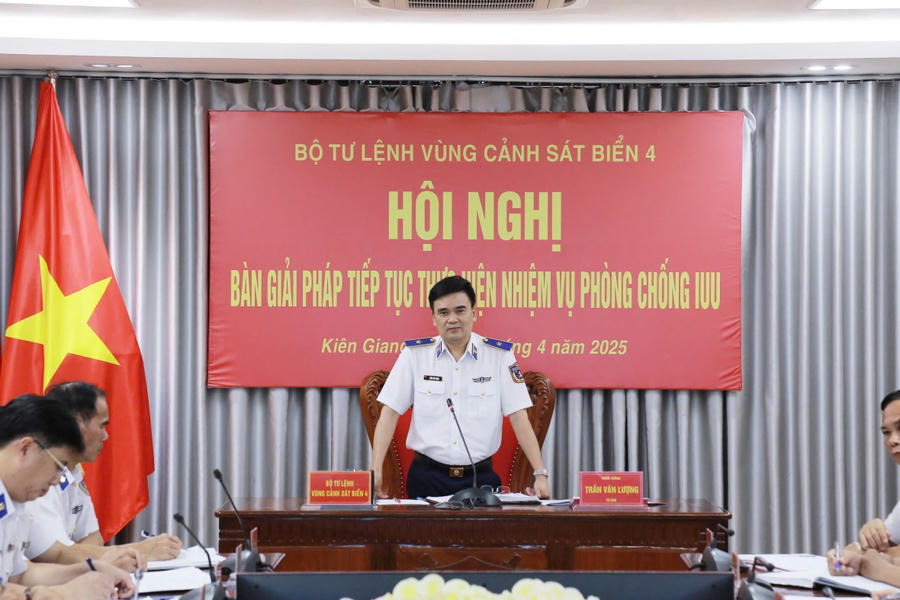 Thiếu tướng Trần Văn Lượng - Tư lệnh Vùng Cảnh sát biển 4 chủ trì hội nghị.
