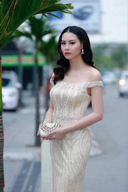 Thùy Trang diện bộ đầm bó sát khoe đường cong.