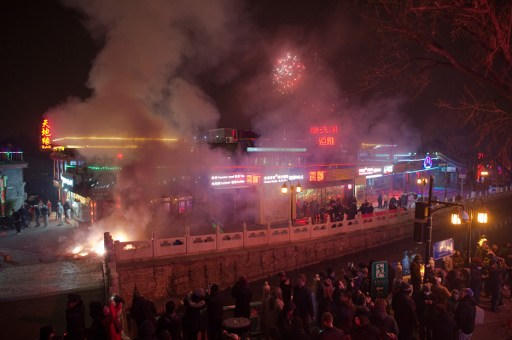 Pháo hoa tại thủ đô Bắc Kinh, Trung Quốc trong đêm giao thừa. (Ảnh: AFP)