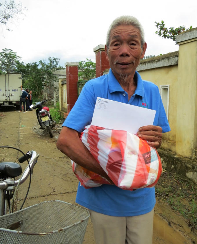 Niềm vui của cụ Đinh Xuân Sang khi nhận được quà cứu trợ.
