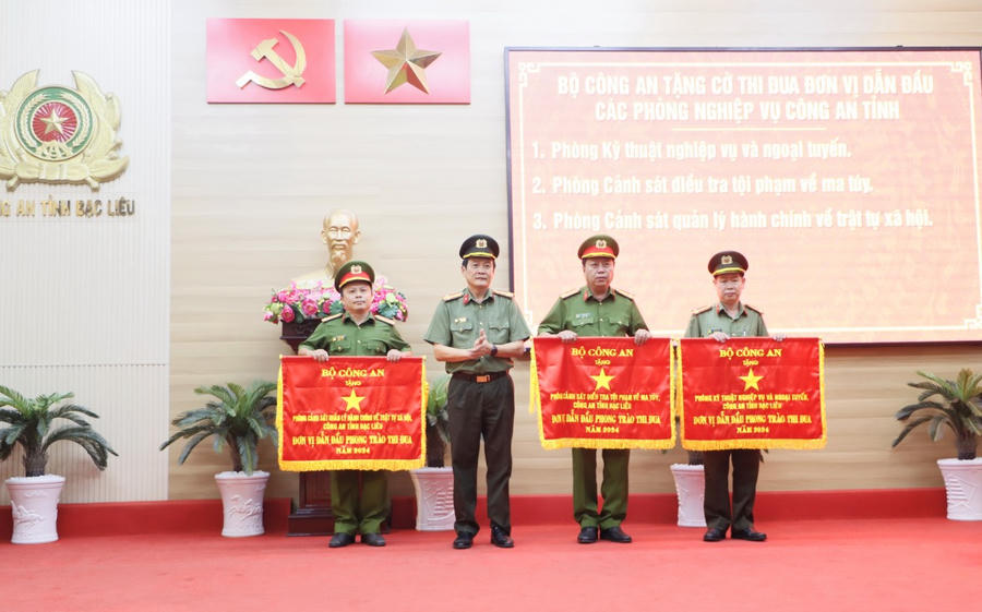Phòng Cảnh sát quản lý hành chính về trật tự xã hội, Công an tỉnh Bạc Liêu (bìa trái) nhận Cờ thi đua Bộ Công an trong thực hiện phong trào thi đua “Vì an ninh Tổ quốc” năm 2024.