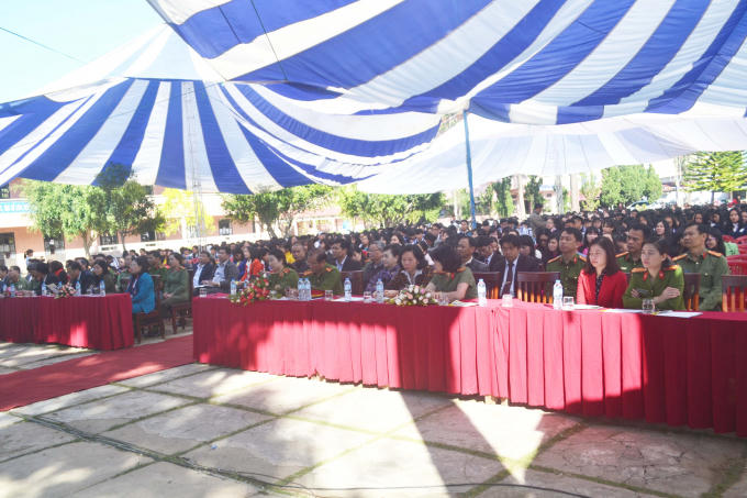 Các đại biểu, thầy cô giáo và học sinh đến tham dự buổi tuyên truyền.