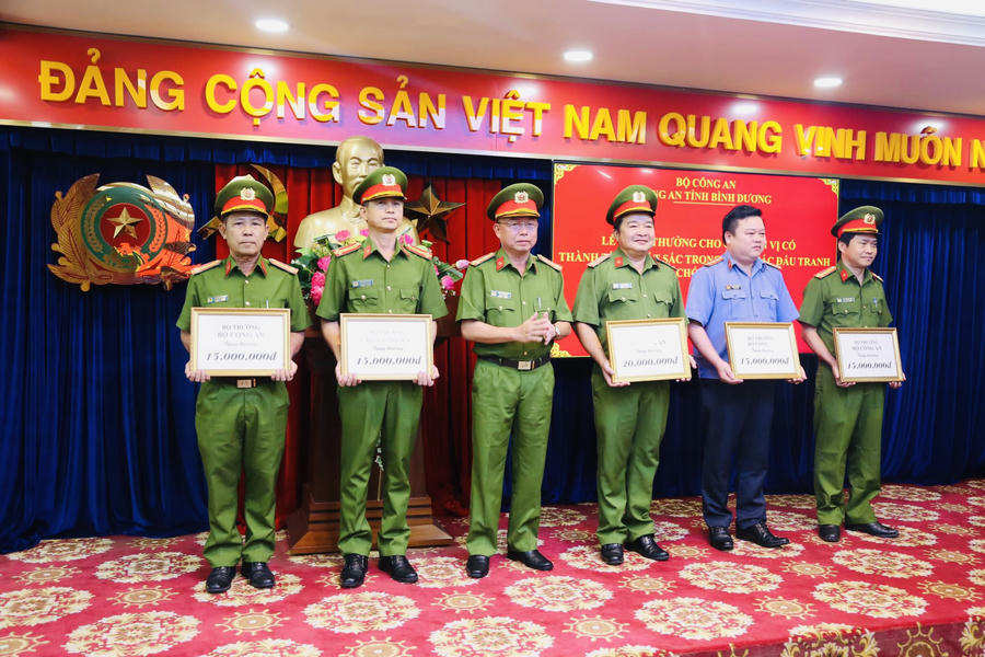 Các đơn vị phối hợp triệt xóa các đường dây tội phạm được khen thưởng.