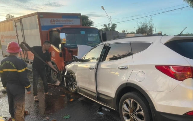 Lâm Đồng: Xe con đấu đầu xe tải khiến 7 người thương vong