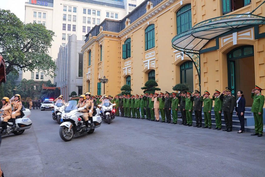 Các đồng chí lãnh đạo dự Lễ diễu hành ra quân cao điểm tấn công trấn áp tội phạm Tết Nguyên đán Ất Tỵ 2025.