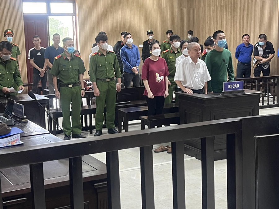 bị cáo: Trần Đình Giao 5 năm tù, phạt bổ sung 60 triệu đồng; Đỗ Minh Tiến 3 năm tù; Phạm Thị Hoa và Trần Thị Hoan cùng bị tuyên 2 năm tù.